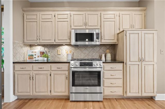 20306 W 99th Terrace, Lenexa, KS 66220
