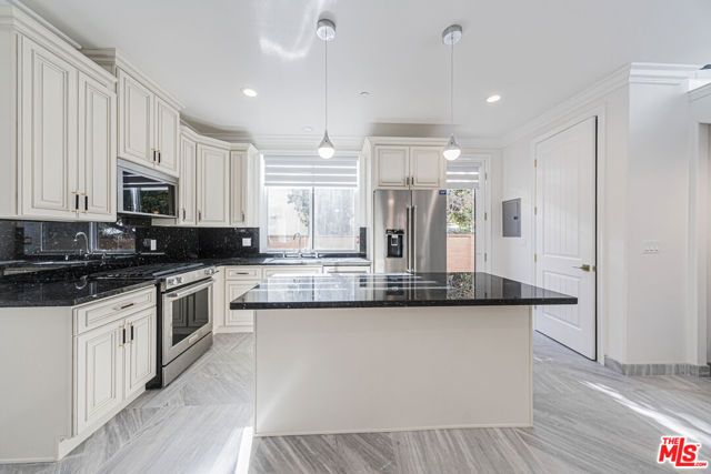 2017 Centinela Avenue B, Santa Monica, CA 90404