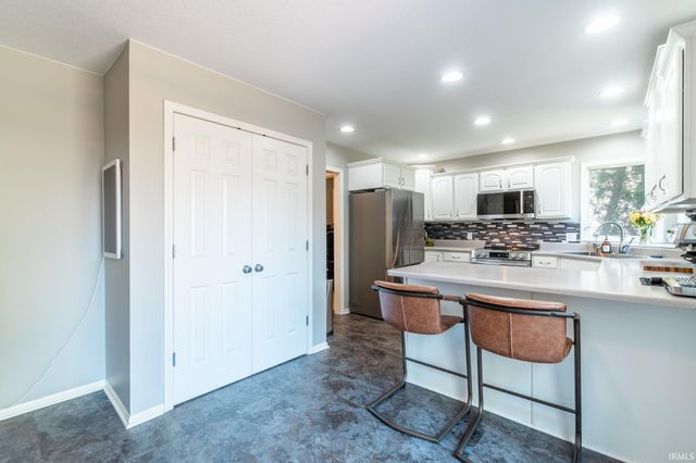 421 Deer Cliff Run, Fort Wayne, IN 46804