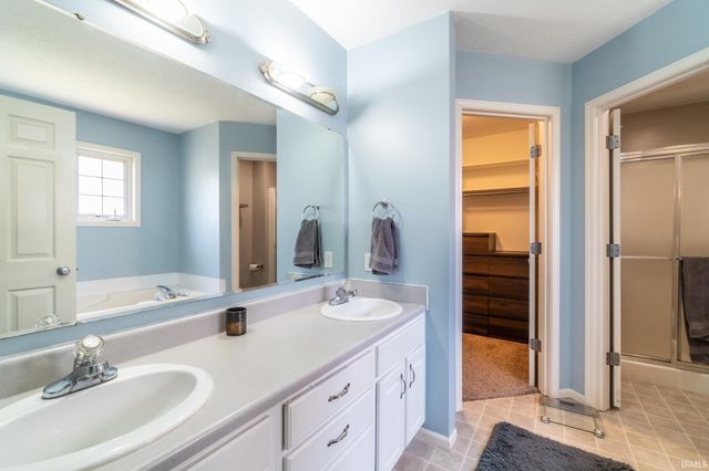 421 Deer Cliff Run, Fort Wayne, IN 46804