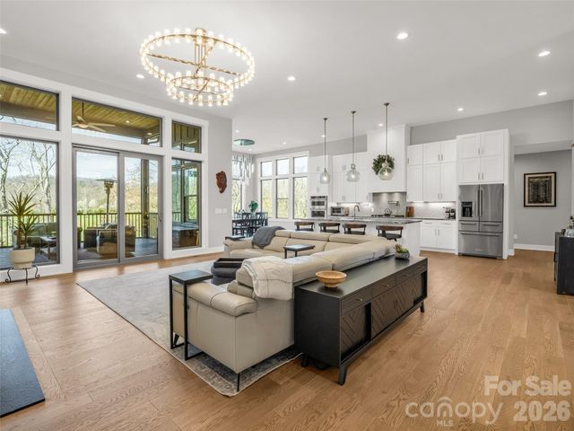 275 Daniel Circle Drive, Mills River, NC 28759