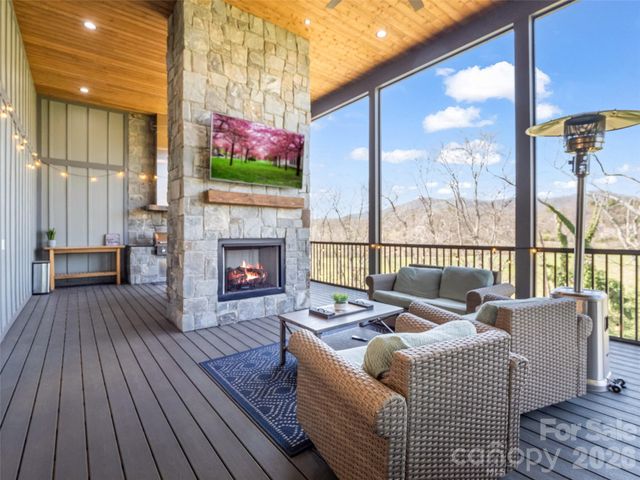 275 Daniel Circle Drive, Mills River, NC 28759