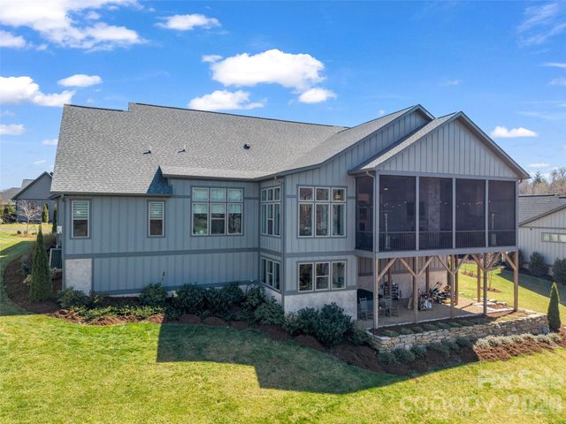 275 Daniel Circle Drive, Mills River, NC 28759