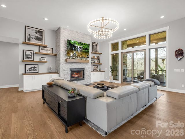 275 Daniel Circle Drive, Mills River, NC 28759