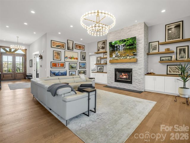 275 Daniel Circle Drive, Mills River, NC 28759