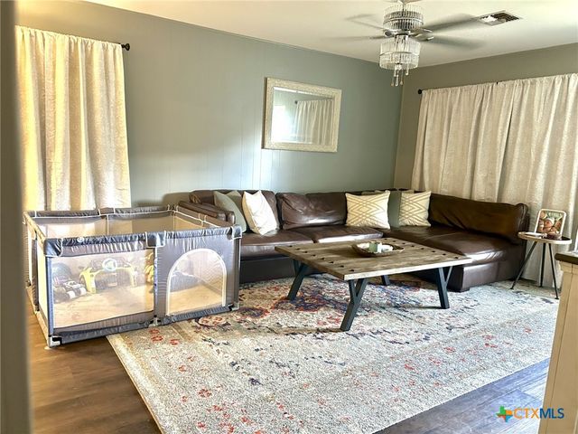 811 E Rosebud Avenue, Victoria, TX 77901