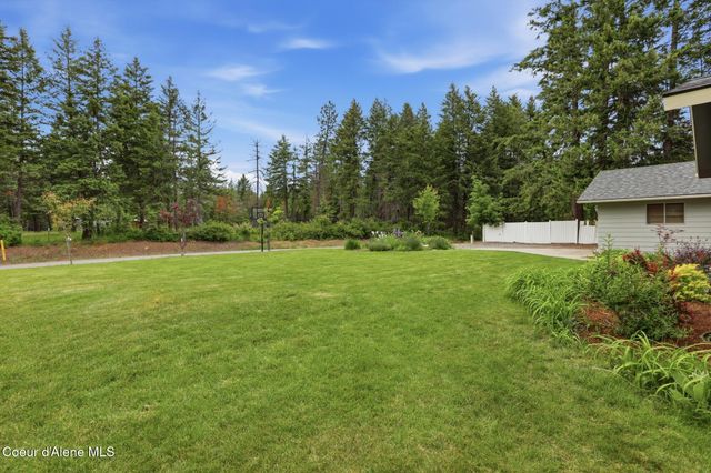 15720 N Ridgeway Ln, Hayden, ID 83835