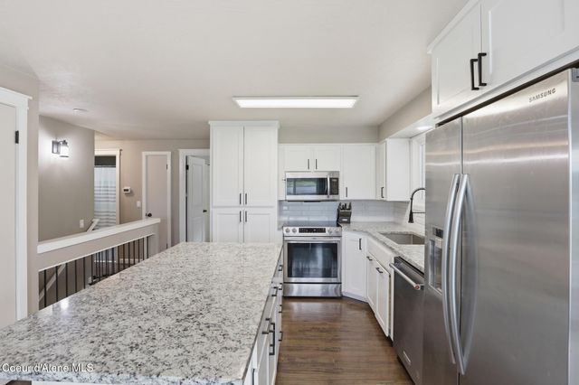15720 N Ridgeway Ln, Hayden, ID 83835