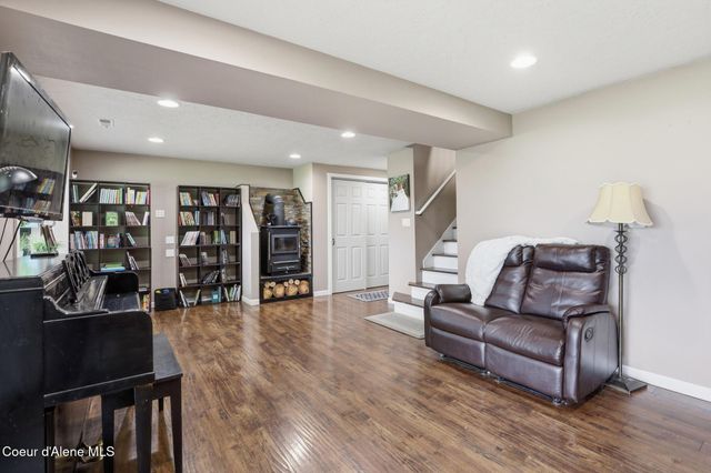 15720 N Ridgeway Ln, Hayden, ID 83835
