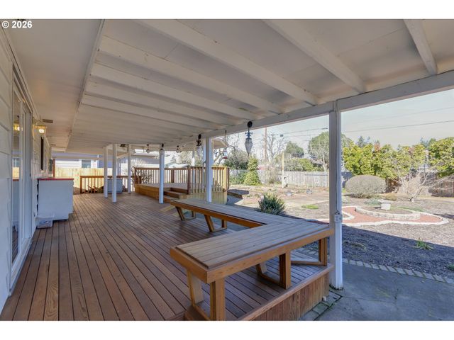 1943 MONTEREY Ln, Eugene, OR 97401