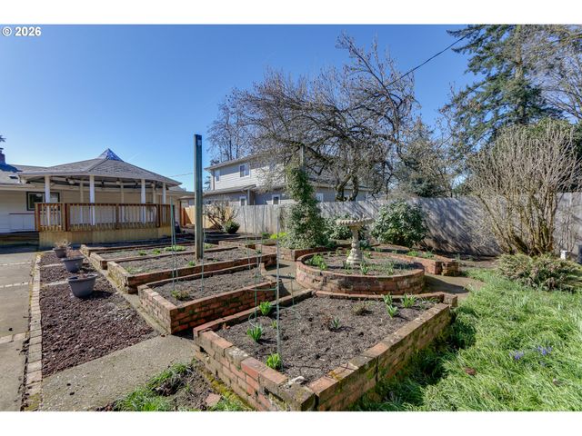 1943 MONTEREY Ln, Eugene, OR 97401