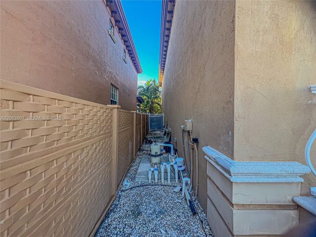 3850 NE 168th St 4, North Miami Beach, FL 33160