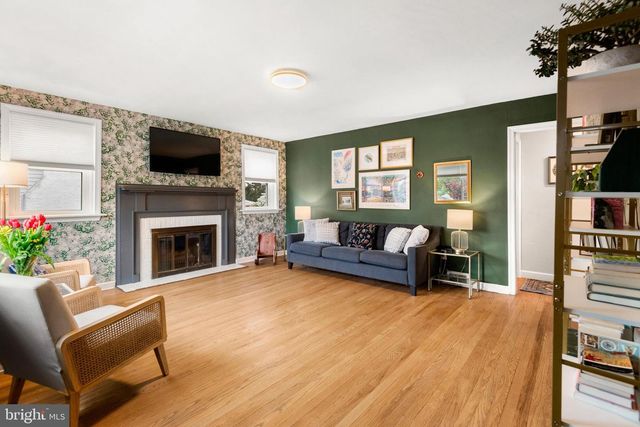214 W BROOKHAVEN RD, Brookhaven, PA 19015
