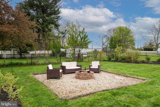 214 W BROOKHAVEN RD, Brookhaven, PA 19015