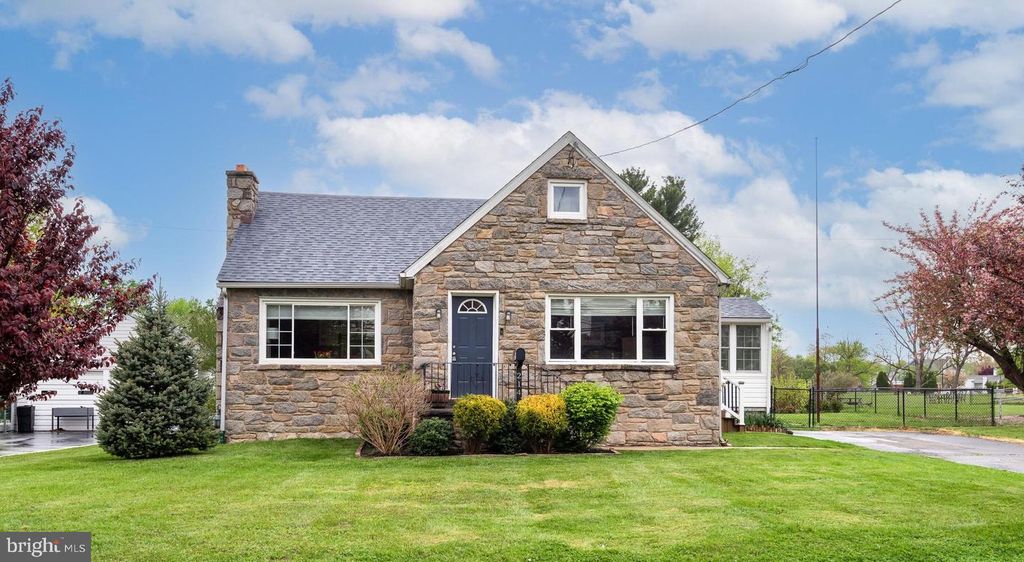 214 W BROOKHAVEN RD, Brookhaven, PA 19015