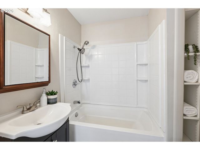 5910 Se CEDAR St, Milwaukie, OR 97222