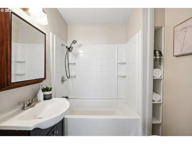 5910 Se CEDAR St, Milwaukie, OR 97222