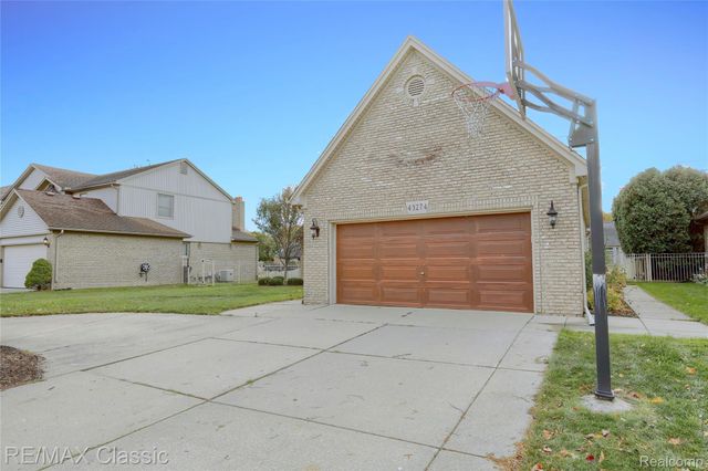 43274 Hillsboro Drive, Clinton Charter Township, MI 48038