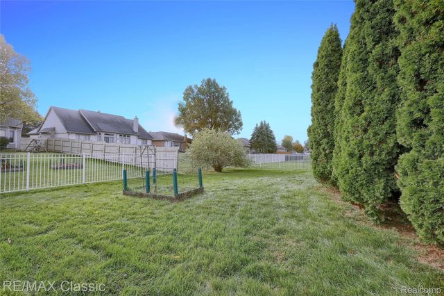 43274 Hillsboro Drive, Clinton Charter Township, MI 48038