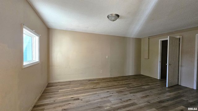 200 W 12TH Street, Johnston City, IL 62951