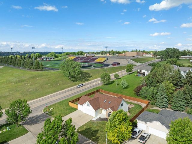 1101 10th St SW, Minot, ND 58701