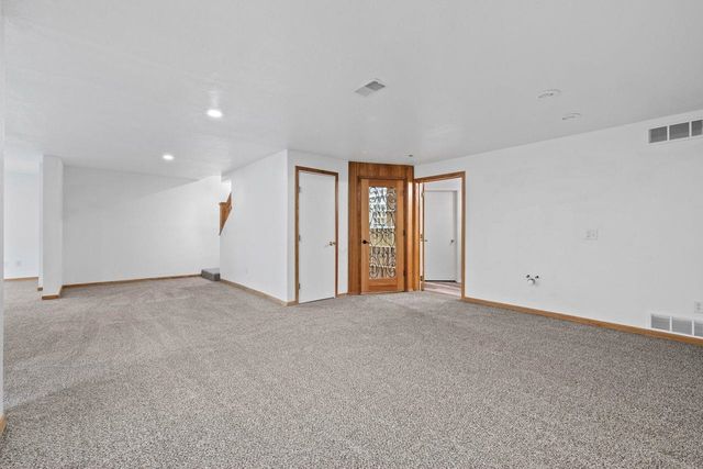 1101 10th St SW, Minot, ND 58701