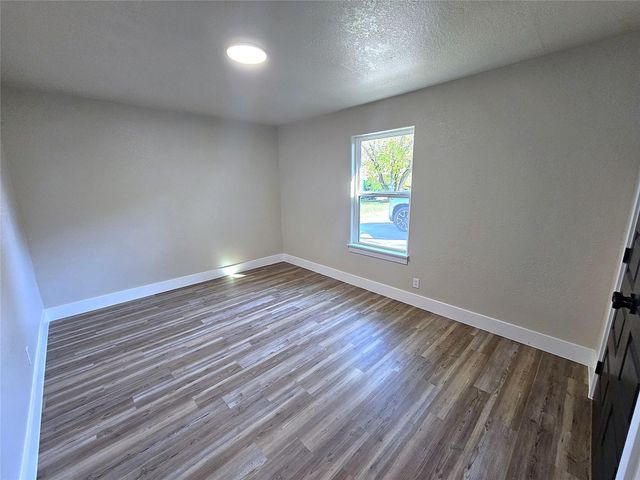 917 E Myrtle Street, Angleton, TX 77515