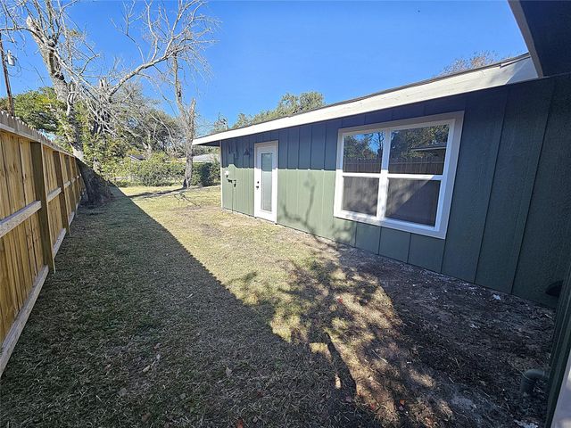 917 E Myrtle Street, Angleton, TX 77515