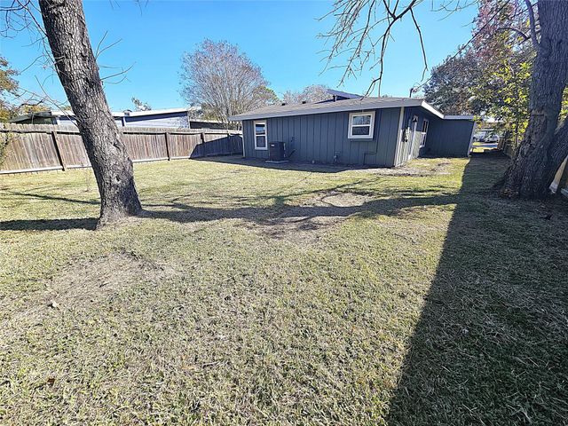 917 E Myrtle Street, Angleton, TX 77515