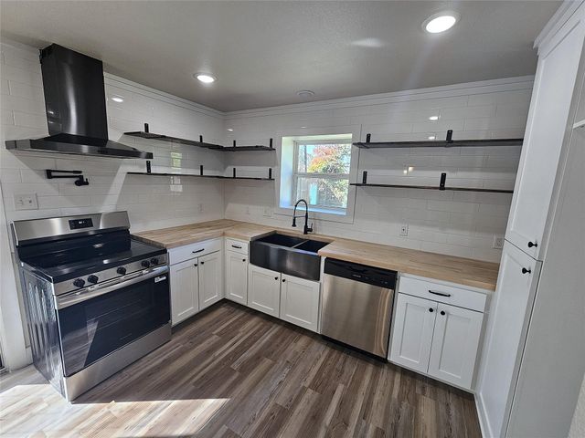 917 E Myrtle Street, Angleton, TX 77515