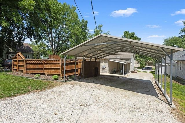 8220 Wyandotte Street, De Soto, KS 66018