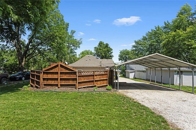 8220 Wyandotte Street, De Soto, KS 66018