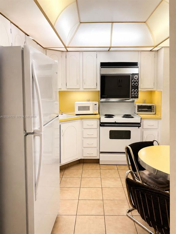 Image 3 of property listing at 1865 S Ocean Dr 2G, Hallandale Beach, FL 33009
