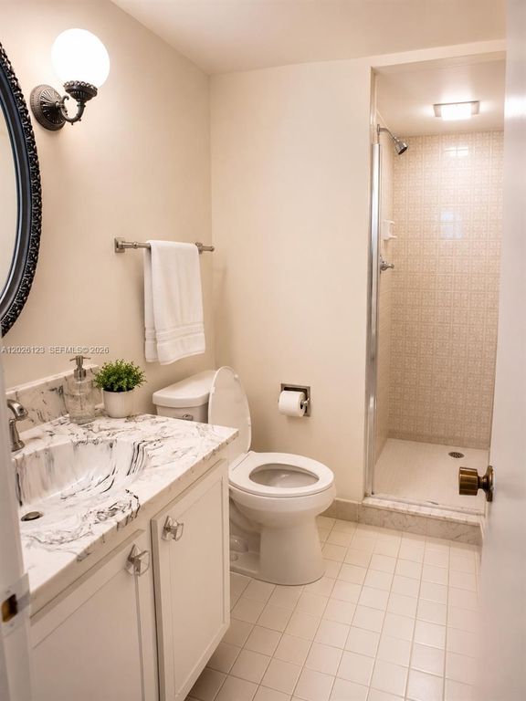 Image 4 of property listing at 1865 S Ocean Dr 2G, Hallandale Beach, FL 33009