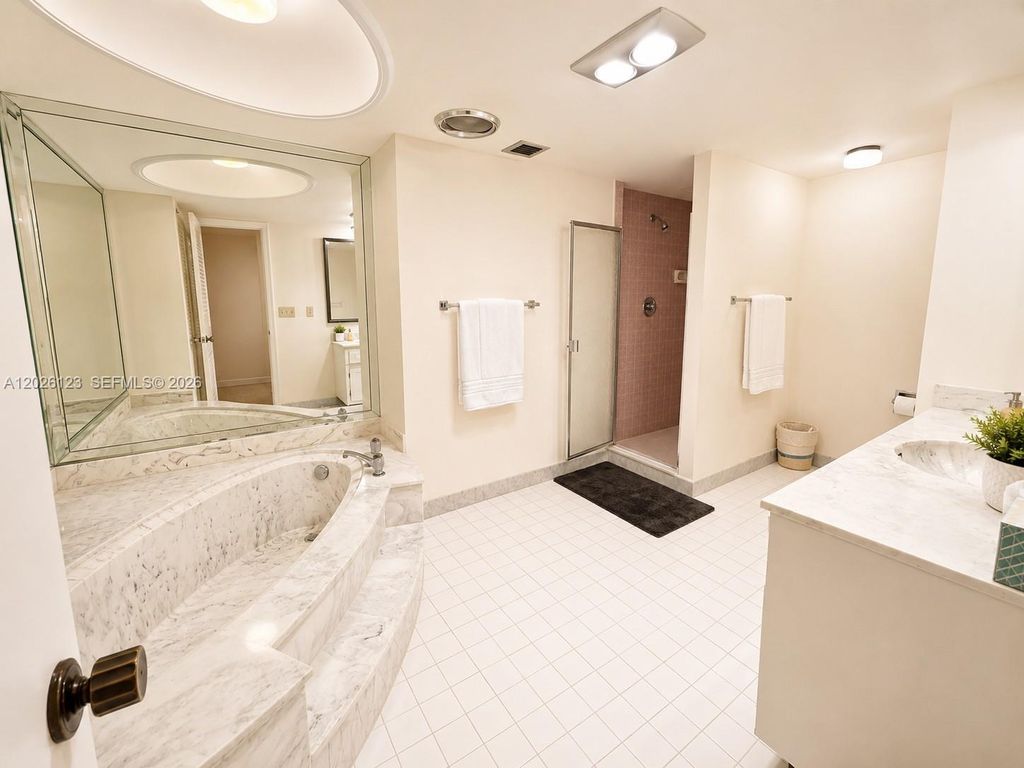 Image 7 of property listing at 1865 S Ocean Dr 2G, Hallandale Beach, FL 33009