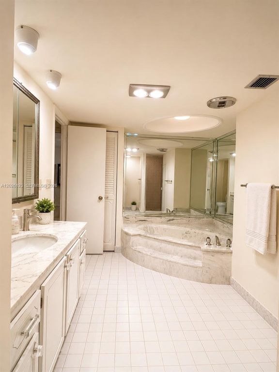 Image 8 of property listing at 1865 S Ocean Dr 2G, Hallandale Beach, FL 33009
