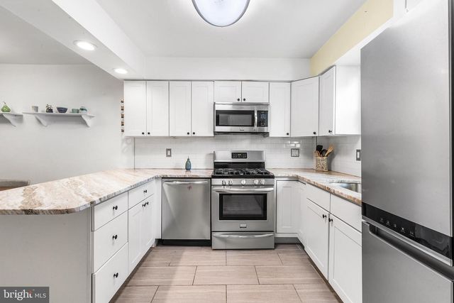 908 GREENWICH ST, Philadelphia, PA 19147