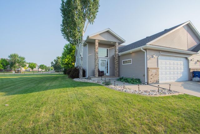 3221 11th Avenue S, Moorhead, MN 56560