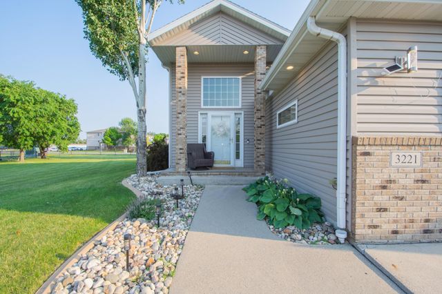3221 11th Avenue S, Moorhead, MN 56560