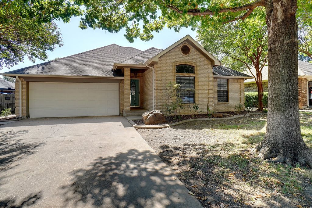 1109 W Hills Terrace, Saginaw, TX 76179