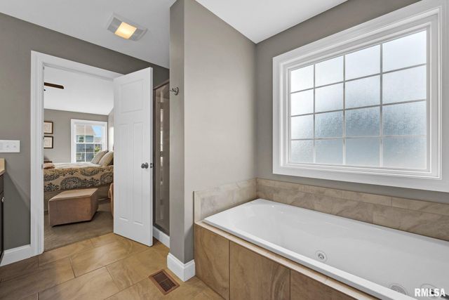 1613 KENSINGTON Drive, Washington, IL 61571