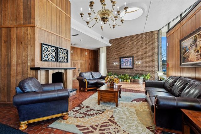 40 N Tower Road 8F, Oak Brook, IL 60523
