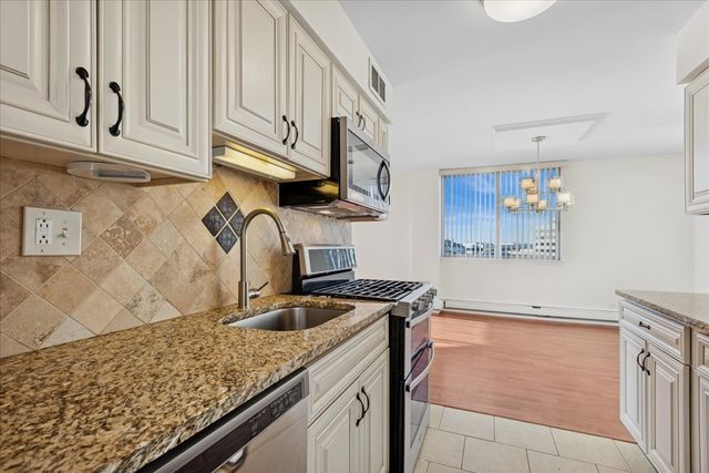 40 N Tower Road 8F, Oak Brook, IL 60523
