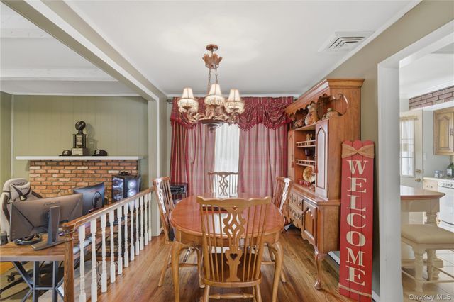 9 Lyons Avenue, Farmingdale, NY 11735