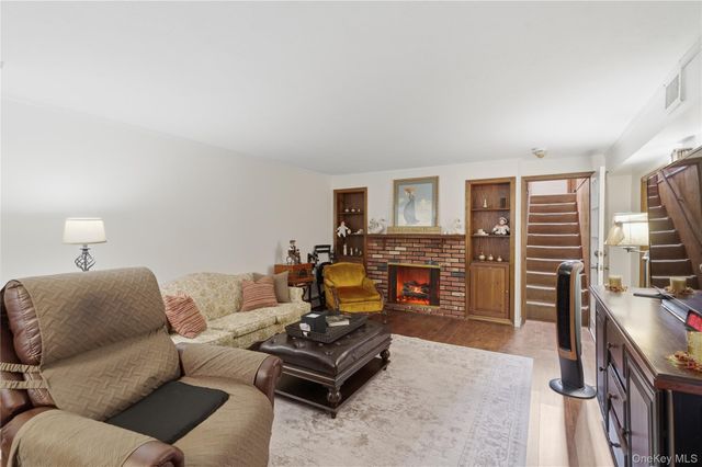 9 Lyons Avenue, Farmingdale, NY 11735