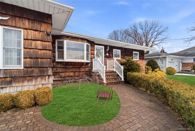 9 Lyons Avenue, Farmingdale, NY 11735