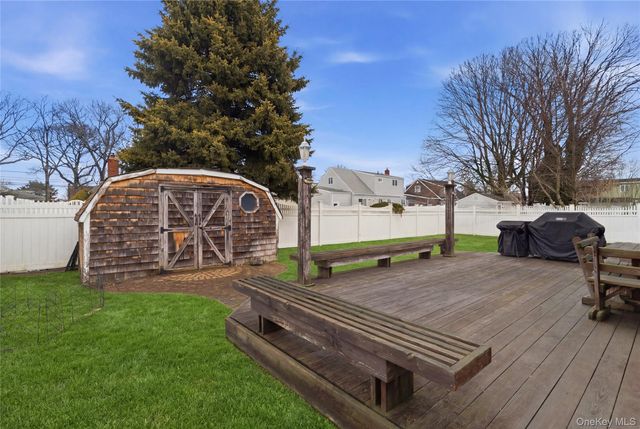 9 Lyons Avenue, Farmingdale, NY 11735