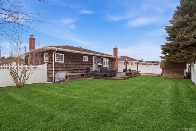 9 Lyons Avenue, Farmingdale, NY 11735