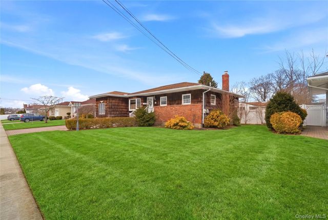 9 Lyons Avenue, Farmingdale, NY 11735