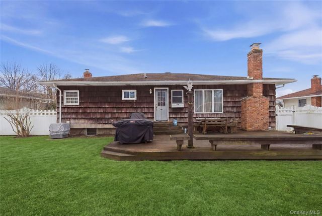 9 Lyons Avenue, Farmingdale, NY 11735